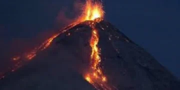 मध्यअमेरिकाको  ग्वाटेमालामा ज्वालामुखी विस्फोटः विमानस्थल, राजमार्ग अवरुद्ध