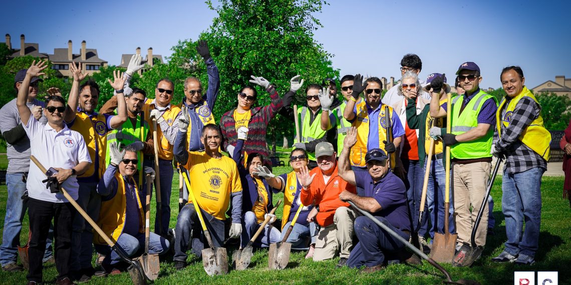 टेक्सासको जेफरसन पार्कमा वृक्षारोपण गर्दै नेपाली पत्रकार (फोटो- फिचर)