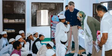 अमेरिकी राजदुत थम्पसनद्वारा लुम्बिनीको मदरसाका विद्यार्थीसंग भेट