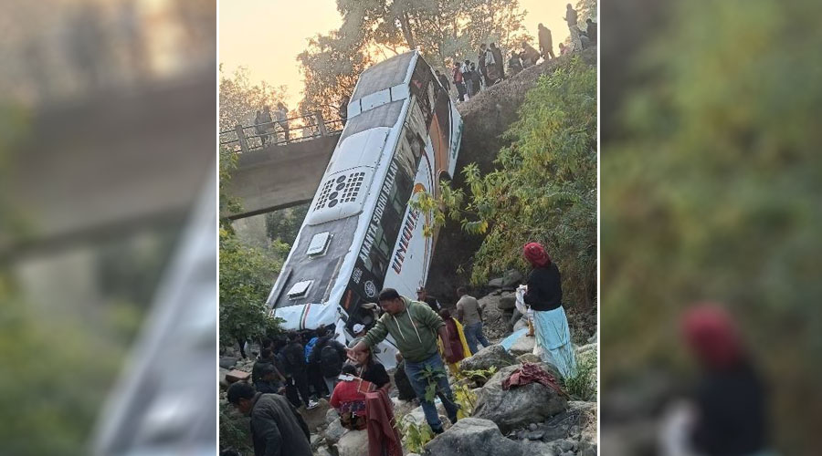 सुर्खेत बस दुर्घटना अपडेट : ३५ घाइतेलाई कोहलपुर अस्पताल पठाइयो, ६ गम्भीर