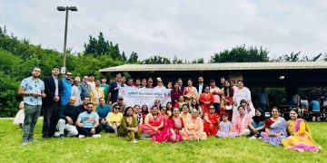 अर्जुन न्यौपाने April 28 टेक्सस, लुम्बिनी सेवा समाज अमेरिका द्वारा नेपाली नयाँ वर्ष २०८२ तथा मातातीर्थ औंसी आमाको मुख हेर्ने दिनको सुखद अवसरमा आयोजना गरिएको शुभकामना आदान–प्रदान तथा सांस्कृतिक कार्यक्रम एक कार्यक्रमबीच सम्पन्न गरेको छ । उक्त कार्यक्रममा नेपाली समाज टेक्सास, नेपाली संस्कृतिक तथा आध्यात्मिक केन्द्र, गैर आवासीय नेपाली संघ समन्वय परिषद अमेरिका, तामाङ सोसाइटी लगाएतका संघ संस्थाका अध्यक्ष तथा पदाधिकारी, समाजसेवी, पत्रकार,यस समाजका सदस्य तथा शुभेच्छुक महानुभावहरूको उपस्थिति रहेको कार्यक्रम संयोजक सरिता शर्मा आचार्यले जानकारी दिनुभयो । कार्यक्रममा शुभकामना आदान-प्रदान का साथै कलाकार भाइ, बैनी हरूका नृत्य, मधुर स्वरका धनि लोकप्रिय गायक भिम चापागाईंको गायन तथा समाजको आफ्नै पन्चेबाजा सहितले कार्यक्रम संगीतमय बनेको थियो। कार्यक्रममा आमाको मुख हेर्ने दिनको सुखद अवसर भएको हुनाले आमाहरूप्रति शुभकामना व्यक्त गर्नुका साथै उपस्थित सम्पूर्ण आमाहरूलाई केक वितरण गरी खुसी साटासाट गरिएको थियो । निमन्त्रणालाई स्वीकार गरी आफ्नो व्यस्त समयका बावजूद उपस्थित भइ कार्यक्रमलाई सफल र गौरवपूर्ण बनाउन सहयोग पुर्याउनु हुने संघ–संस्थाका अध्यक्षज्यूहरू, प्रतिनिधिज्यूहरू, पत्रकारज्यूहरू, गायक भिम चापागाईं ज्यु, कलाकार भाई बैनी, पन्चेबाजा समुहका वाध्यवाधक कलाकार मित्रहरू, कार्यक्रम संयोजक सरिता शर्मा ज्यु कार्यसमितिका पदाधिकारीज्यूहरू, सदस्यज्यूहरू, सल्लाहकारज्यूहरू,यस संस्था अन्तर्गतका सदस्यज्यूहरू तथा सम्पूर्ण शुभेच्छुक महानुभावहरूमा लुम्बिनी सेवा समाज अमेरिका परिवारको तर्फबाट हार्दिक आभार तथा कृतज्ञता व्यक्त गरिएको छ । उपस्थितिले कार्यक्रमलाई थप आकर्षक,सव्य र भव्यताका साथ सफल बनाएको अनुभूति गर्दै आगामी दिनहरूमा पनि यस्तै निरन्तर सहकार्य, सद्भाव र समर्थनको अपेक्षा राख्दै पुनः सम्पूर्ण सहभागी महानुभावहरूलाई लुम्बिनी सेवा समाज अमेरिका परिवारको तर्फबाट हार्दिक धन्यवाद ज्ञापन गरेको छ । You sent